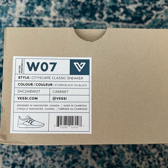 BRAND NEW Women’s Size 7 Cityscape Classic BLACK ON BLACK Waterproof shoes VESSI - Picture 3 of 7